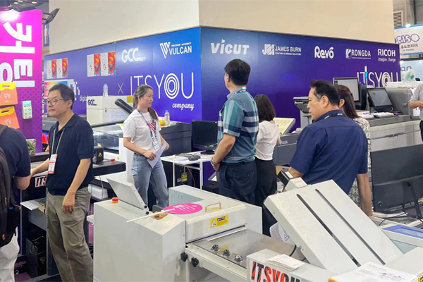 VICUT เครื่องตัดแบบแท่นป้อนแบบม้วนที่ K-Print 2024